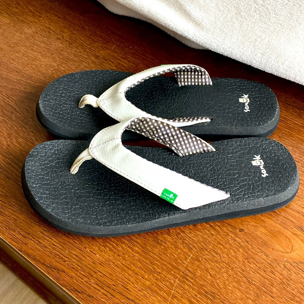 Women’s Sanuk flip flops
